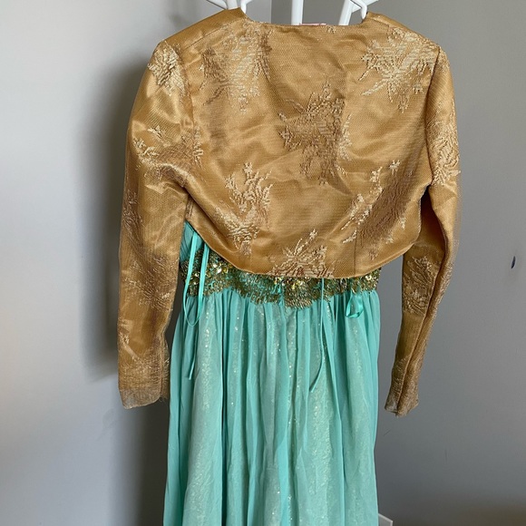 A party dress, worn once. It comes with a bolero. Size 8 - Picture 7 of 7